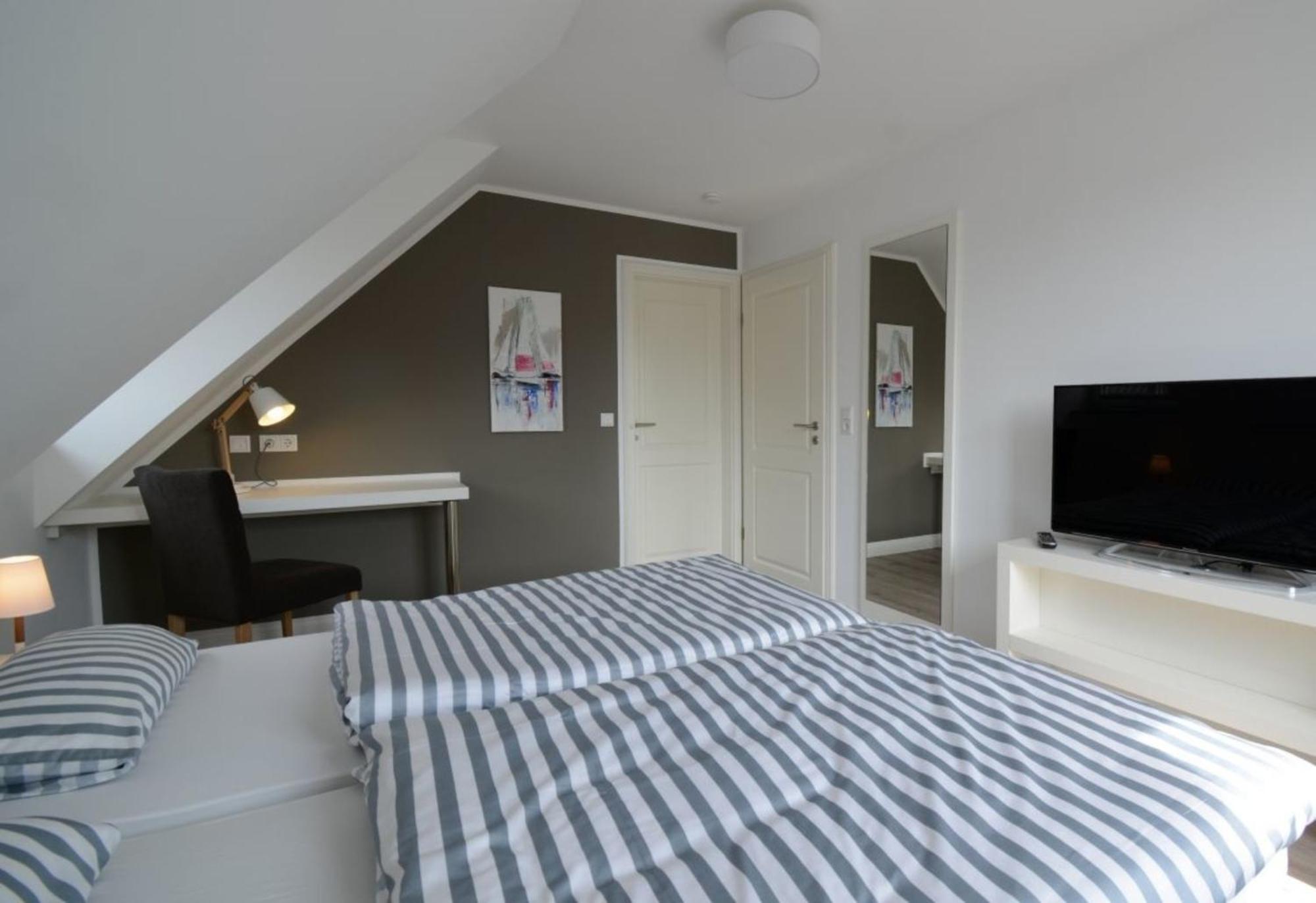 Haus Veronika Links Wyk auf Foehr Luaran gambar